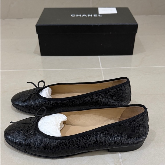 CHANEL Black Flats - Picture 5 of 9